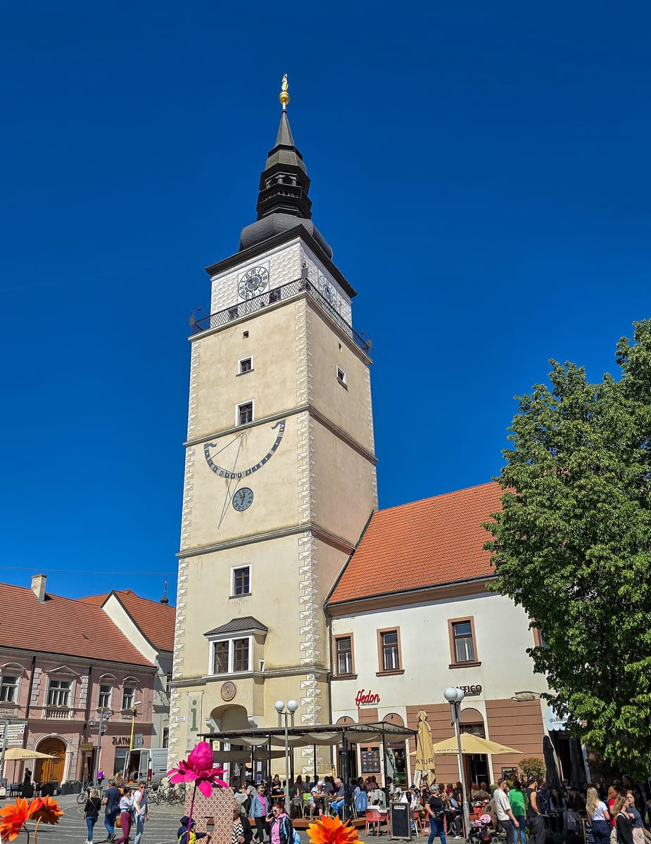 Mestská veža s hodinami na Trojičnom námestí v Trnave