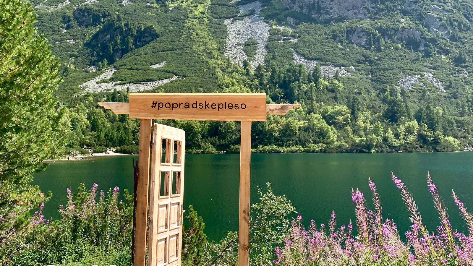 Horské pleso na Slovensku s rázcestníkom