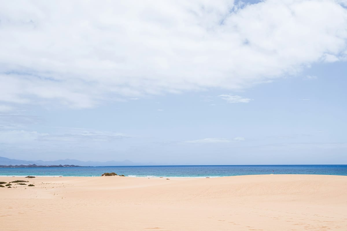 Široká piesočná pláž v dunách Corralejo na severe Fuerteventury