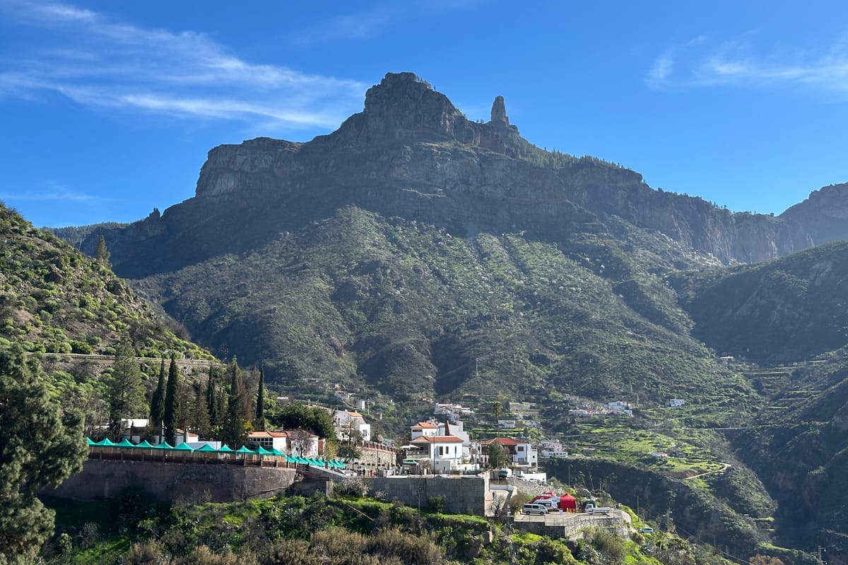 Skala Roque Nublo nad dedinou Tejeda v horách Gran Canarie