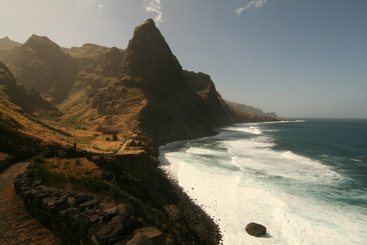 Turistický chodník po útese nad oceánom pri Formiguinhas neďaleko Ponta do Sol na ostrove Santo Antão