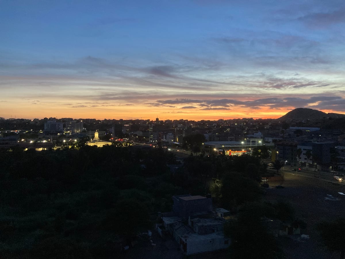 Hlavné mesto Praia na ostrove Santiago krátko po západe slnka