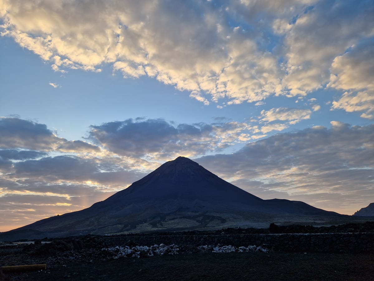 Kužeľ sopky Pico do Fogo za úsvitu nad čiernou lávovou planinou na ostrove Fogo