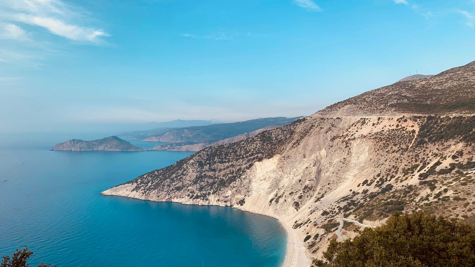 Pohľad z vyhliadky na pláž Myrtos pod svahmi hôr a tyrkysové more na západnom pobreží Kefalónie