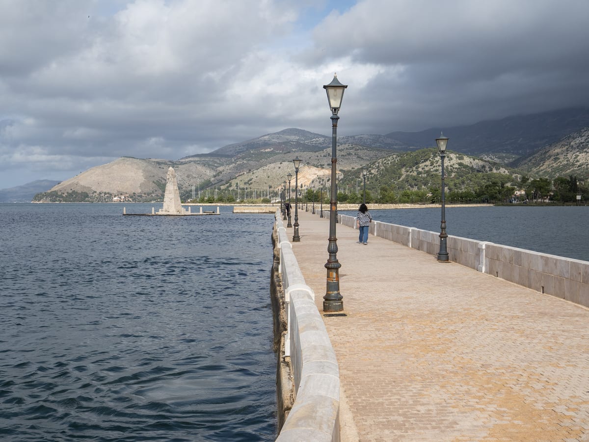 Kamenný most De Bosset s lampami a obelisk v lagúne Koutavos v Argostoli