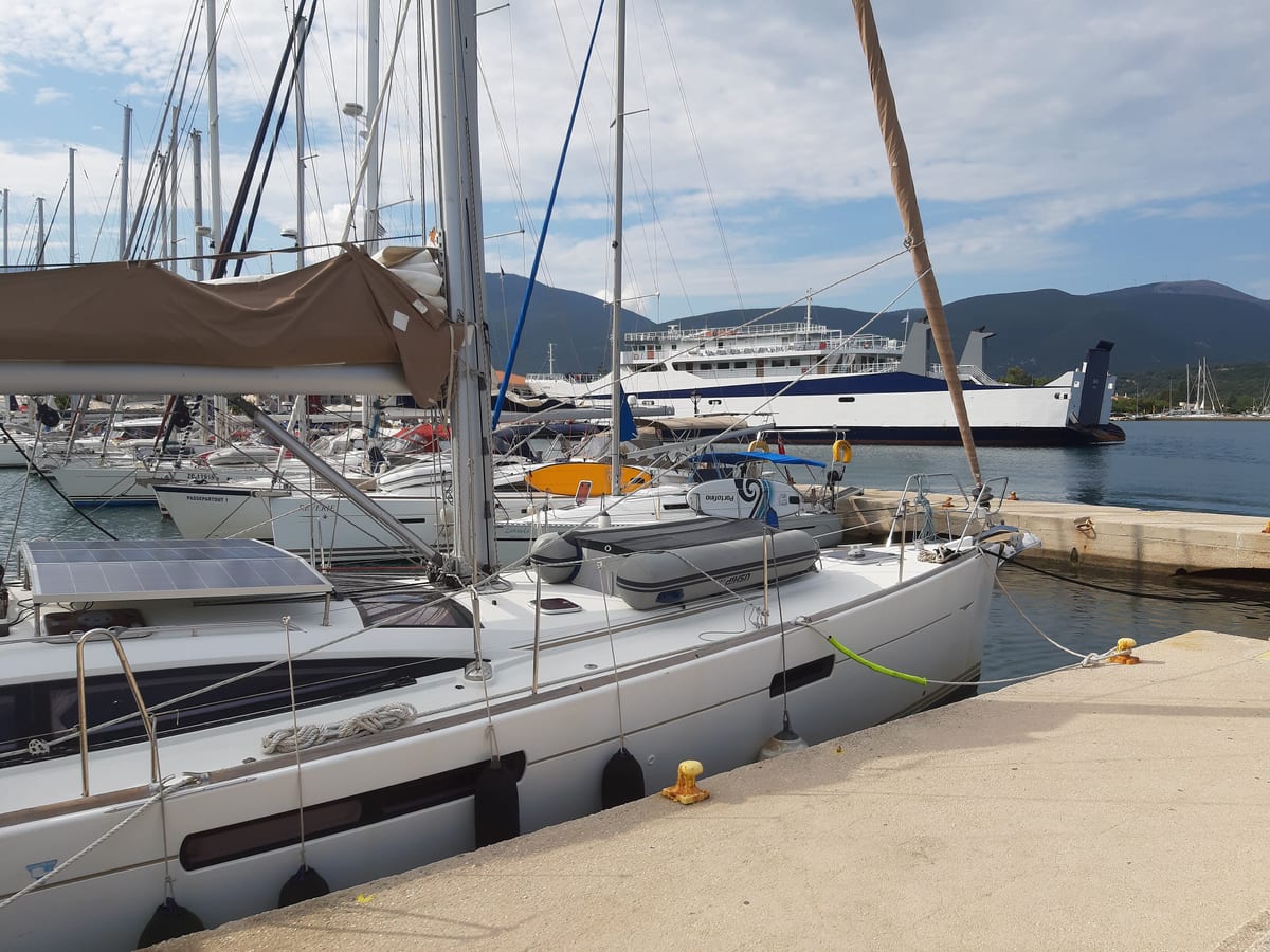 Plachetnice pri móle v prístave Sami a hory na druhej strane zálivu