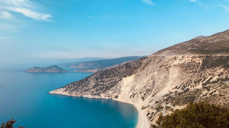 Pohľad z vyhliadky na pláž Myrtos pod svahmi hôr a tyrkysové more na západnom pobreží Kefalónie