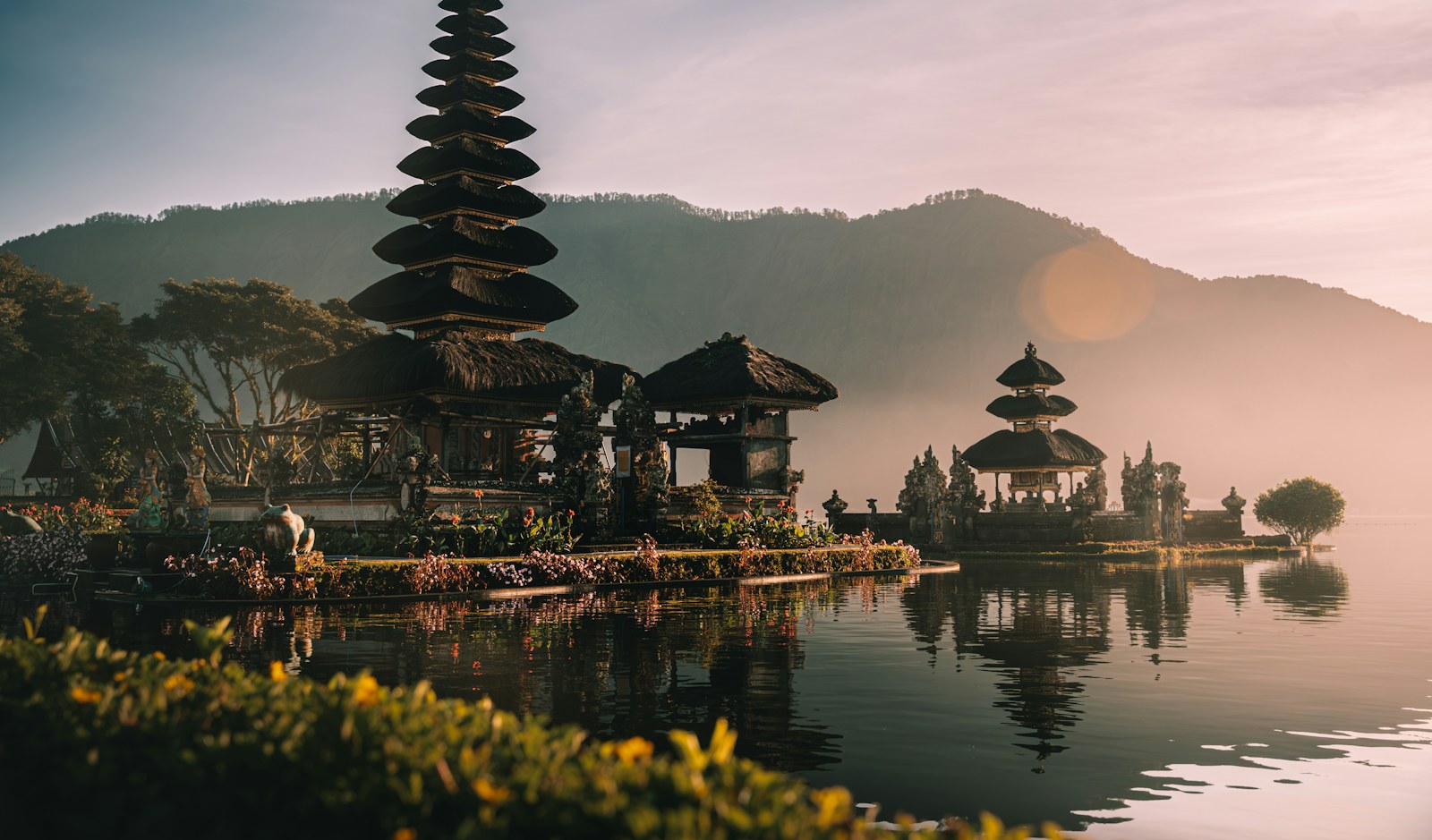 Chrám Pura Ulun Danu Bratan na jazere na Bali pri západe slnka