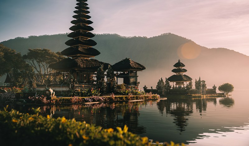 Chrám Pura Ulun Danu Bratan na jazere na Bali pri západe slnka
