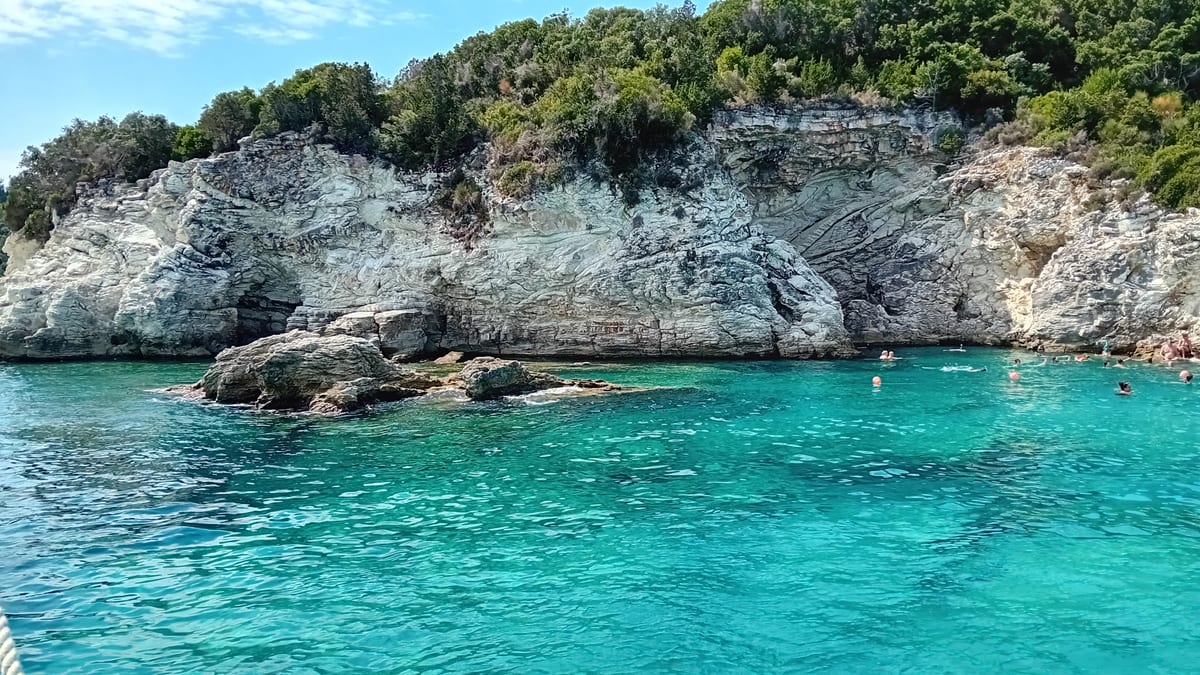 Tyrkysová lagúna pod bielymi vápencovými útesmi pri ostrove Antipaxos