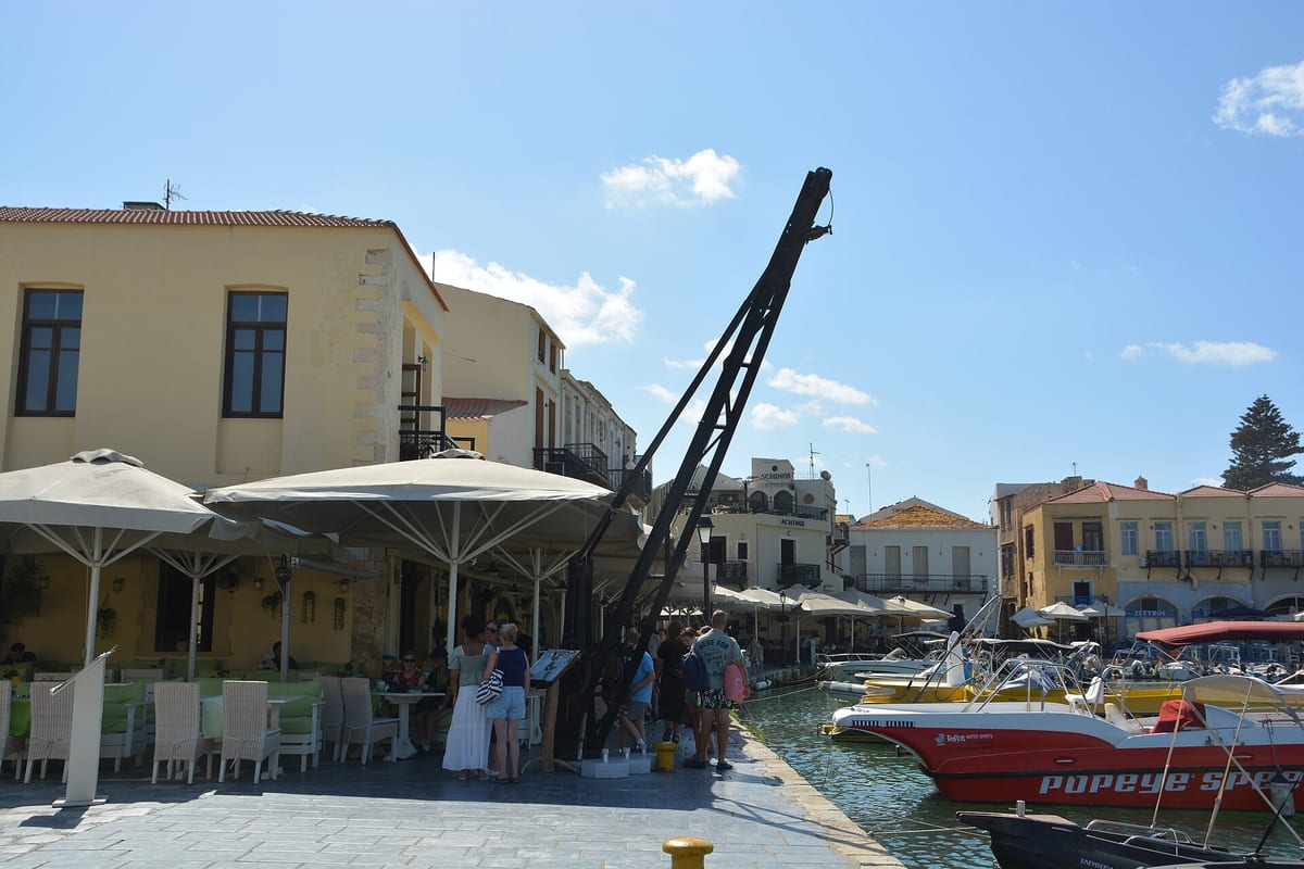 Kaviarne a člny v benátskom prístave v Rethymne medzi letiskami Chania a Heraklion