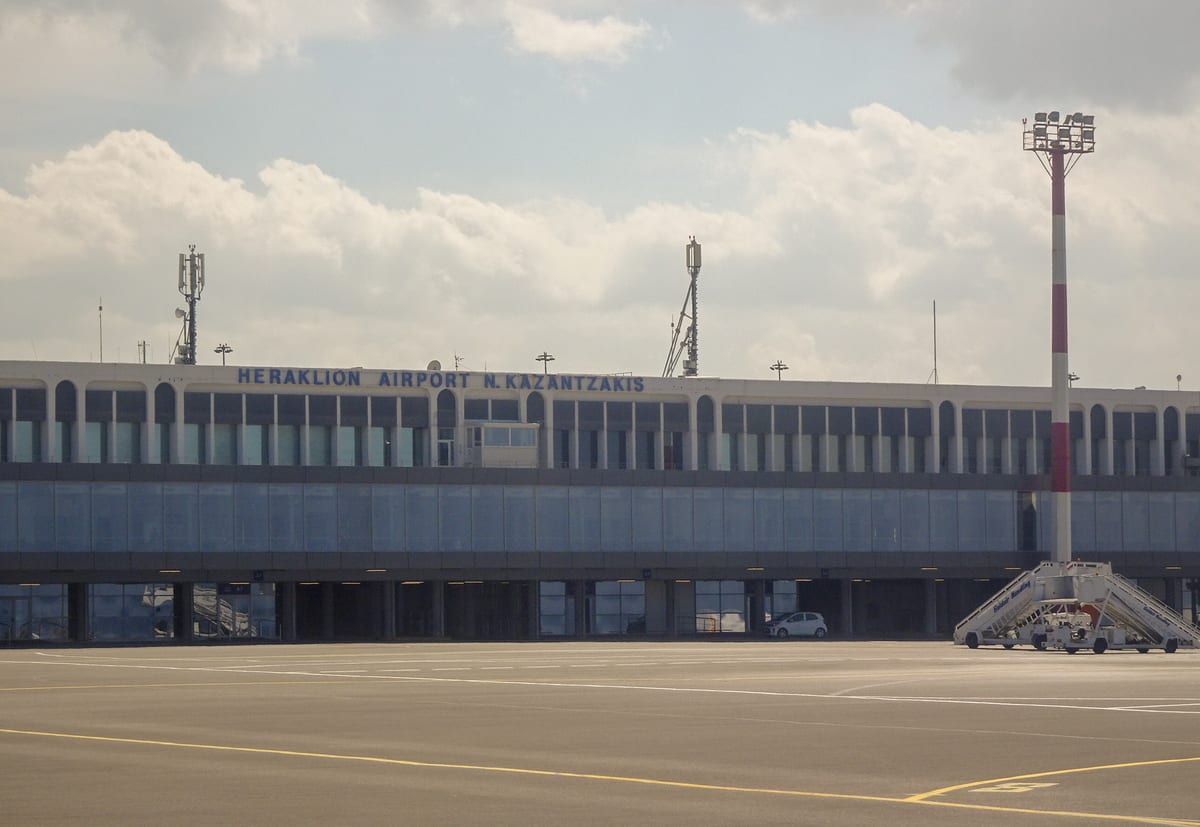 Terminál letiska Heraklion Nikos Kazantzakis pri pohľade z odbavovacej plochy
