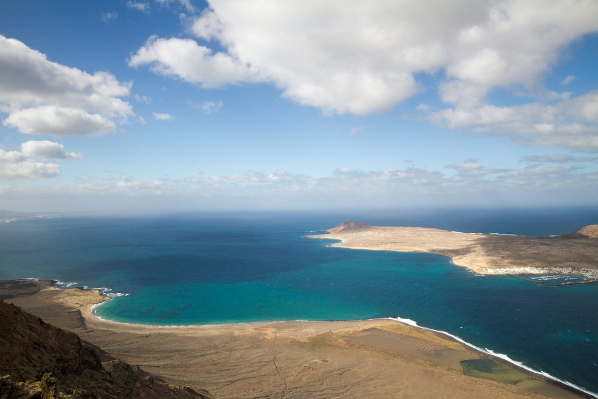 Výhľad z Mirador del Río cez prieliv El Río na ostrov La Graciosa