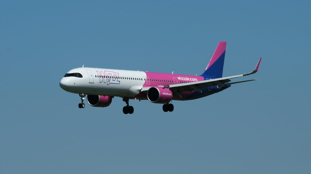 Airbus A321neo spoločnosti Wizz Air s vysunutým podvozkom tesne pred pristátím