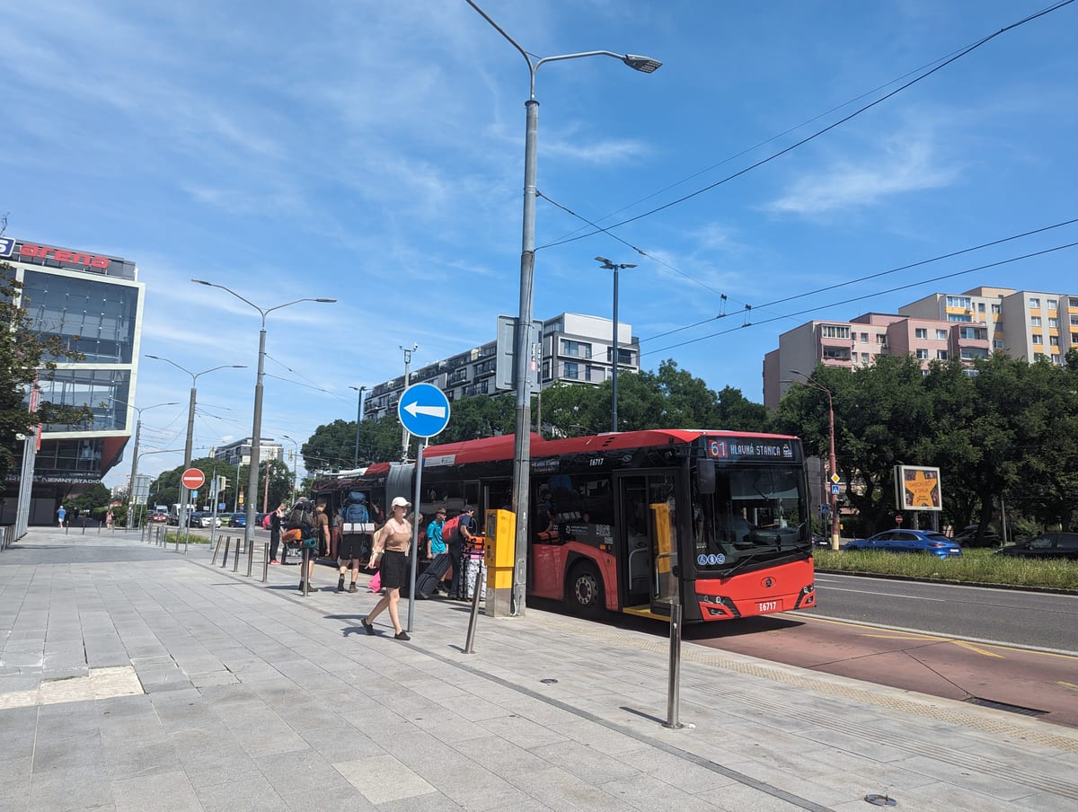 Červený autobus linky 61 smer Hlavná stanica na zastávke pri Zimnom štadióne