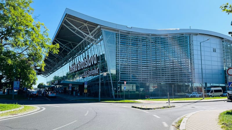 Presklená budova terminálu Letiska M. R. Štefánika v Bratislave za slnečného dňa