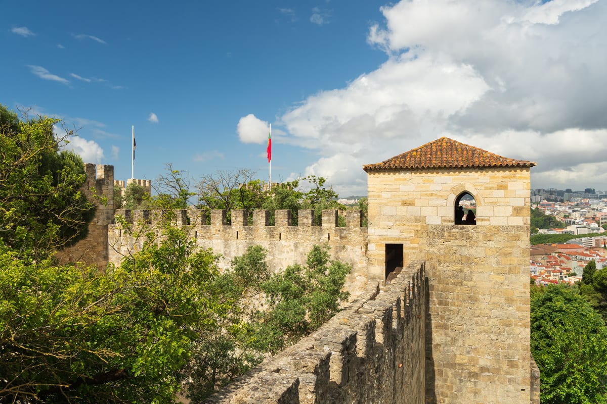 Kamenné hradby a štvorhranná veža hradu Castelo de São Jorge nad Lisabonom