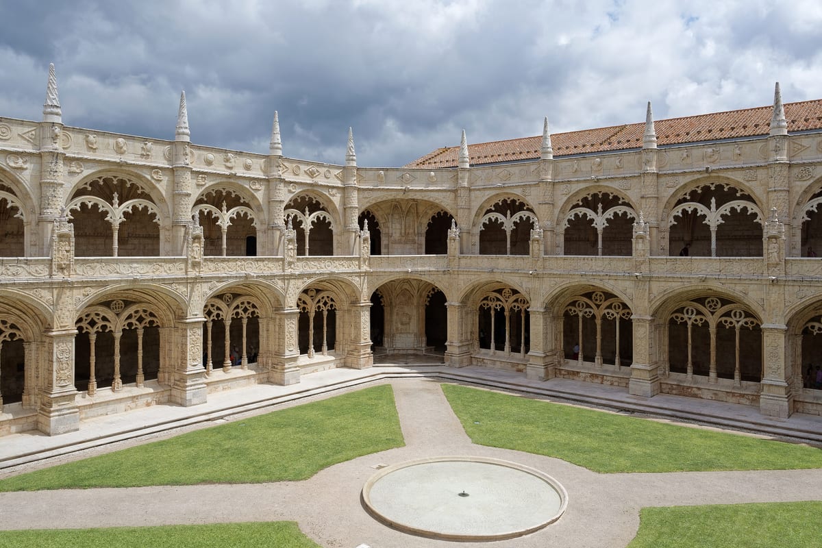 Dvojposchodová krížová chodba kláštora Jerónimos v Beléme so zeleným nádvorím