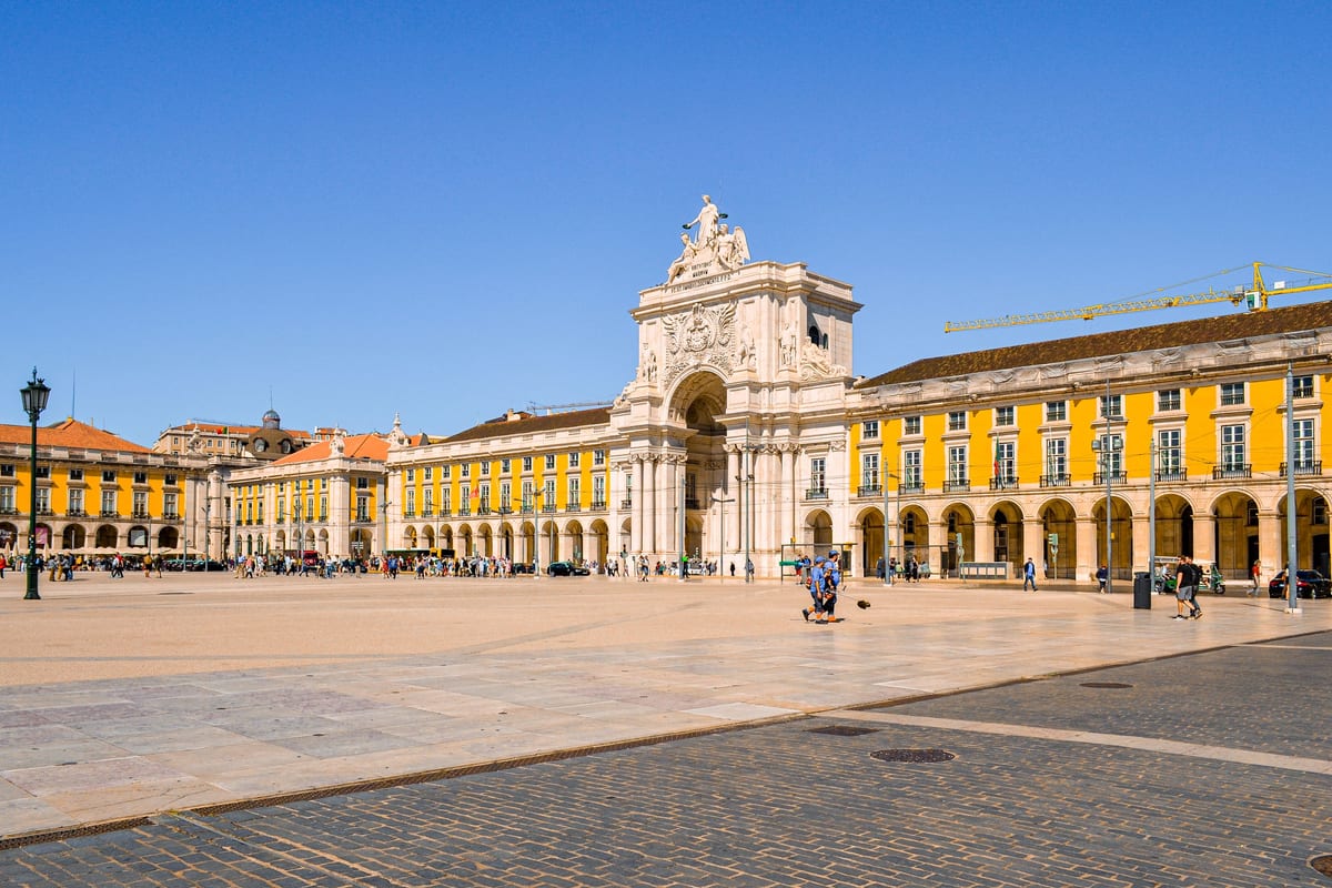 Námestie Praça do Comércio so žltými arkádami a oblúkom Rua Augusta