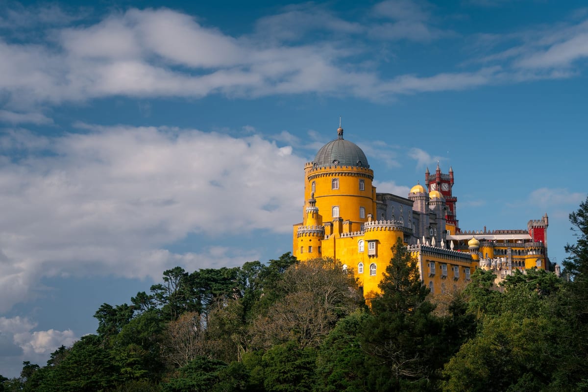 Žltý a červený palác Pena na zalesnenom kopci nad Sintrou