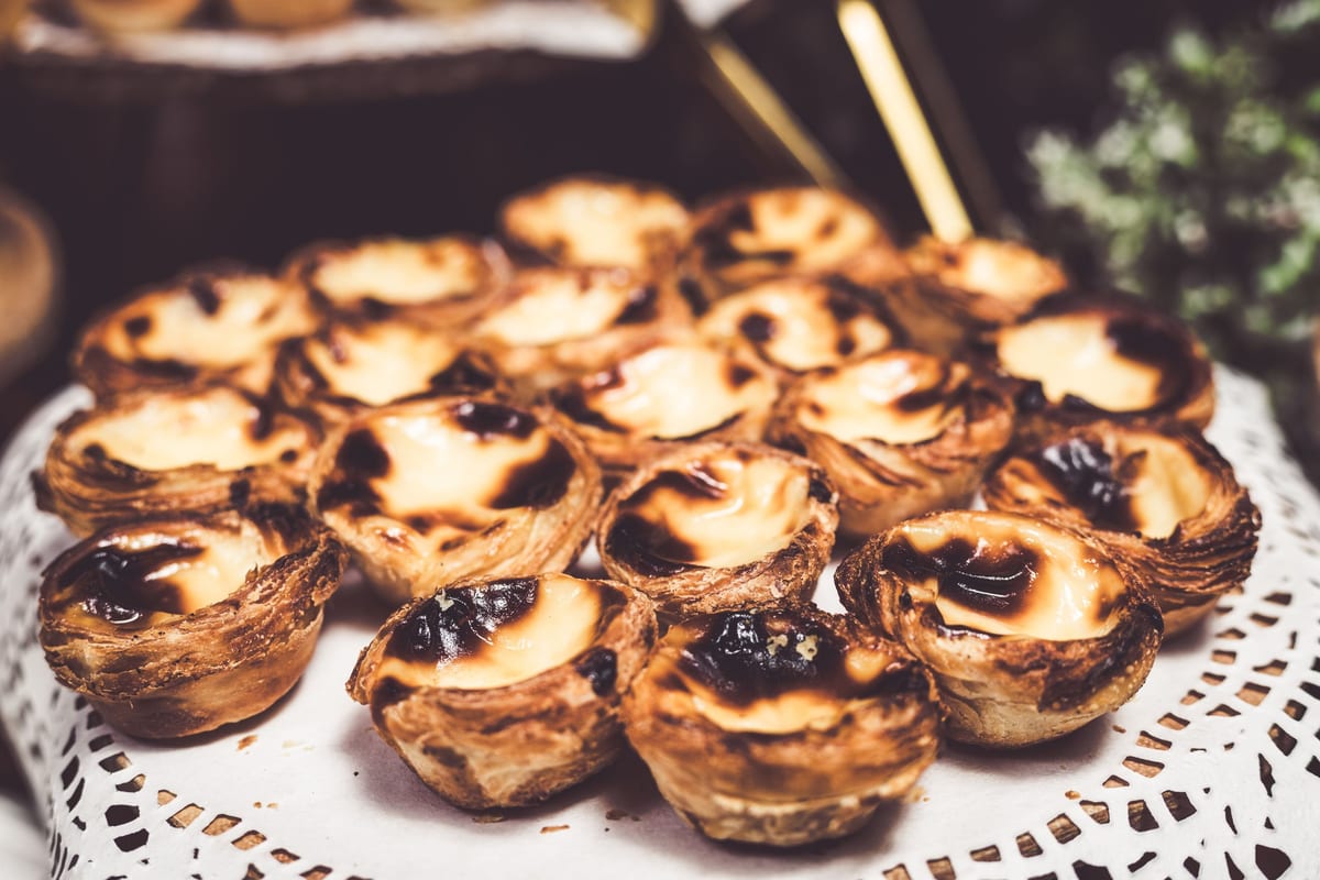 Podnos s pečenými koláčikmi pastéis de nata s karamelizovaným vrchom