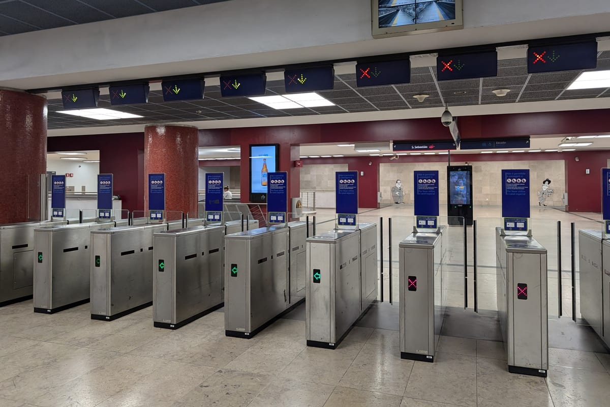 Turnikety a automaty na lístky v stanici metra Aeroporto na letisku v Lisabone