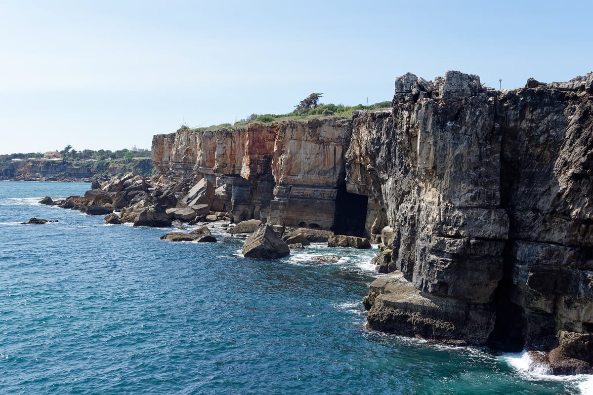 Skalné útesy Boca do Inferno pri Cascais nad Atlantickým oceánom