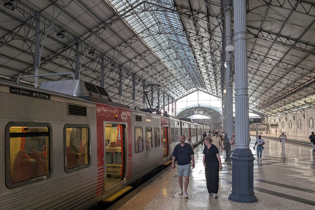 Prímestský vlak CP pod oceľovou strechou stanice Rossio, odkiaľ jazdia vlaky do Sintry