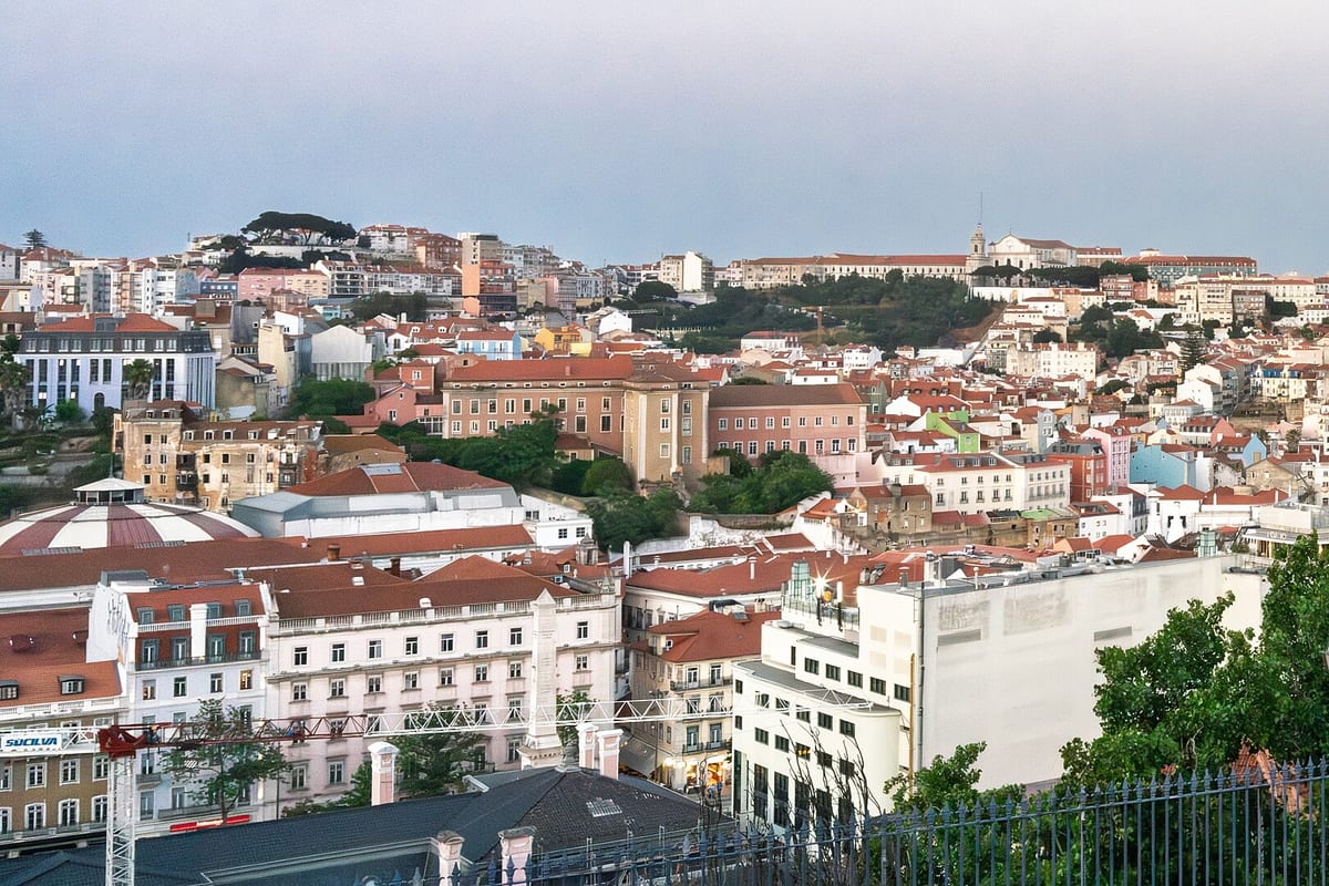 Výhľad z Miradouro da Senhora do Monte na domy Lisabonu a hrad na kopci