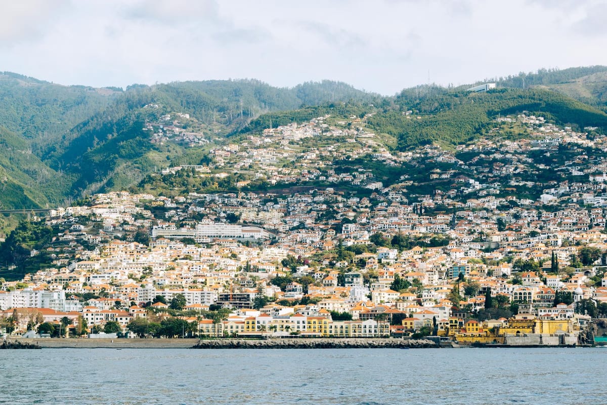 Funchal z mora, domy na strmých svahoch nad zátokou