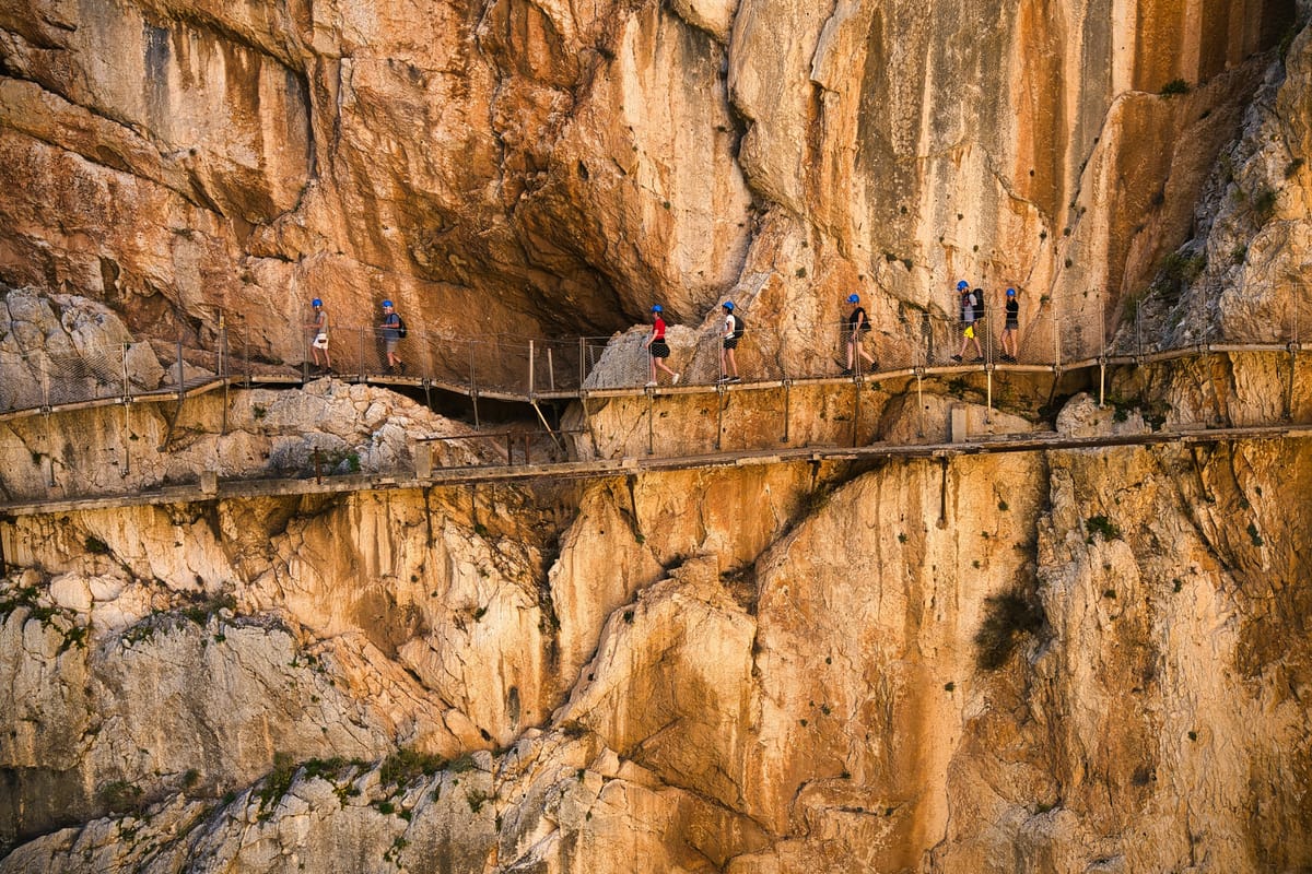 Drevený chodník Caminito del Rey pripevnený na skalnej stene nad roklinou