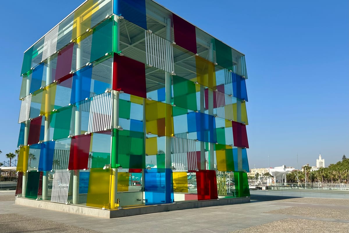 Farebná sklenená kocka Centre Pompidou na nábreží prístavu v Malage