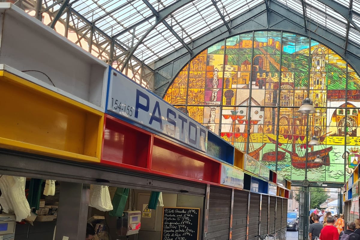 Farebná vitráž a stánky v trhovisku Mercado Central de Atarazanas