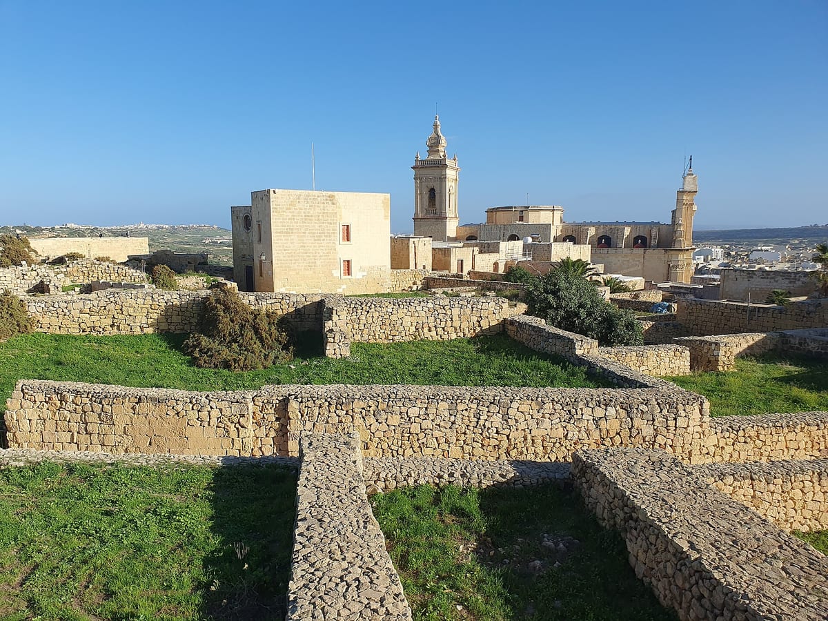 Hradby a katedrála citadely vo Victorii na kopci v strede ostrova Gozo
