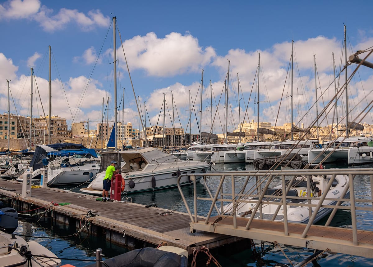 Jachty a plachetnice v prístave pod hradbami Birgu v Trojmestí oproti Vallette