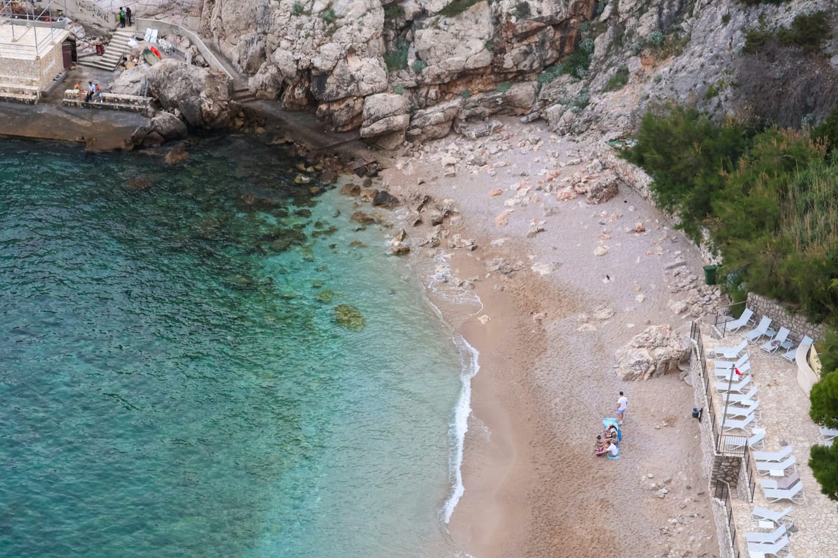 Pláž Bellevue (Miramare) pod útesom v Dubrovníku, odfotená zhora z hotela Bellevue.