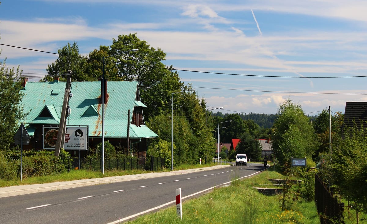 Cesta cez obec Zubrzyca Górna na poľskej Orave v lete