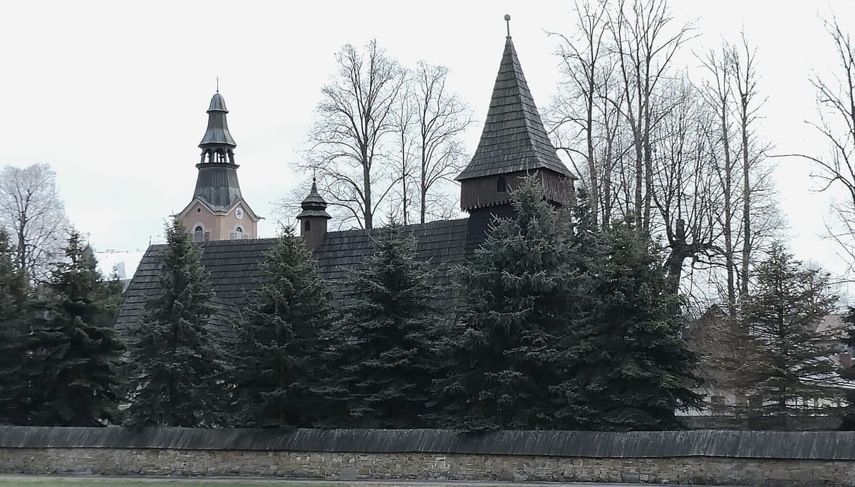 Drevený kostol v Białke Tatrzańskej medzi smrekmi v novembri