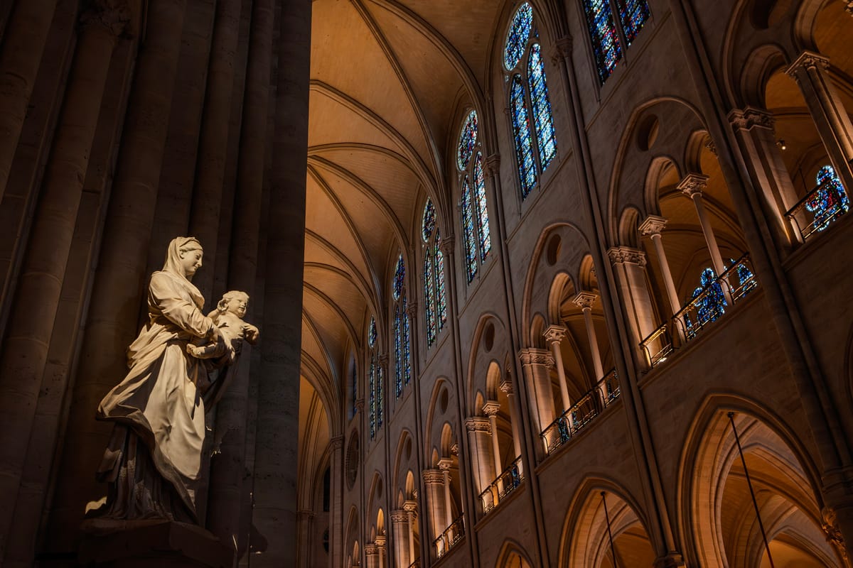 Hlavná loď katedrály Notre-Dame po obnove so sochou Panny Márie