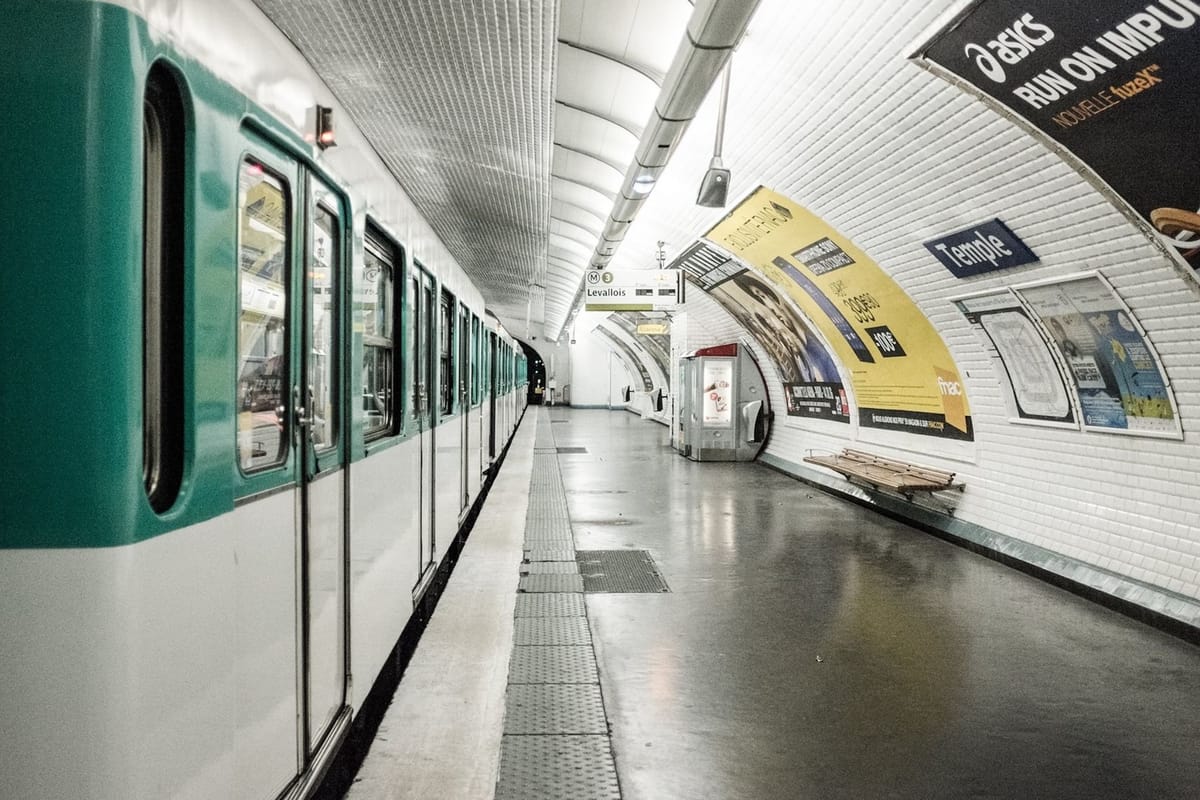 Súprava metra pri prázdnom nástupišti stanice Temple v Paríži