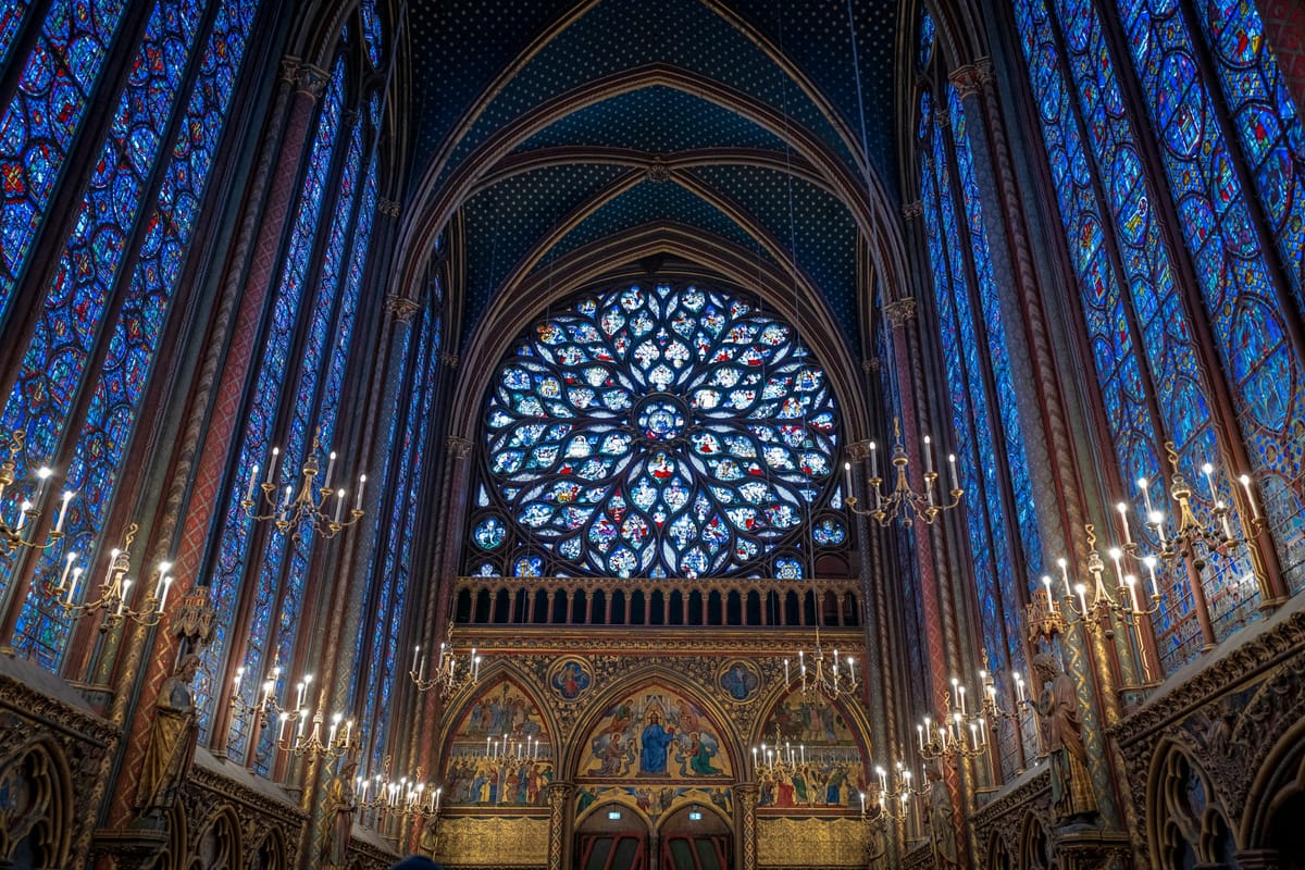 Vitráže a ružicové okno v hornej kaplnke Sainte-Chapelle
