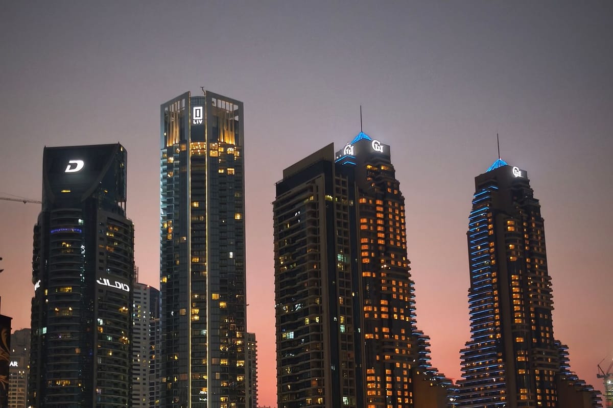 Mrakodrapy a jachty v Dubai Marina za súmraku s ružovou oblohou
