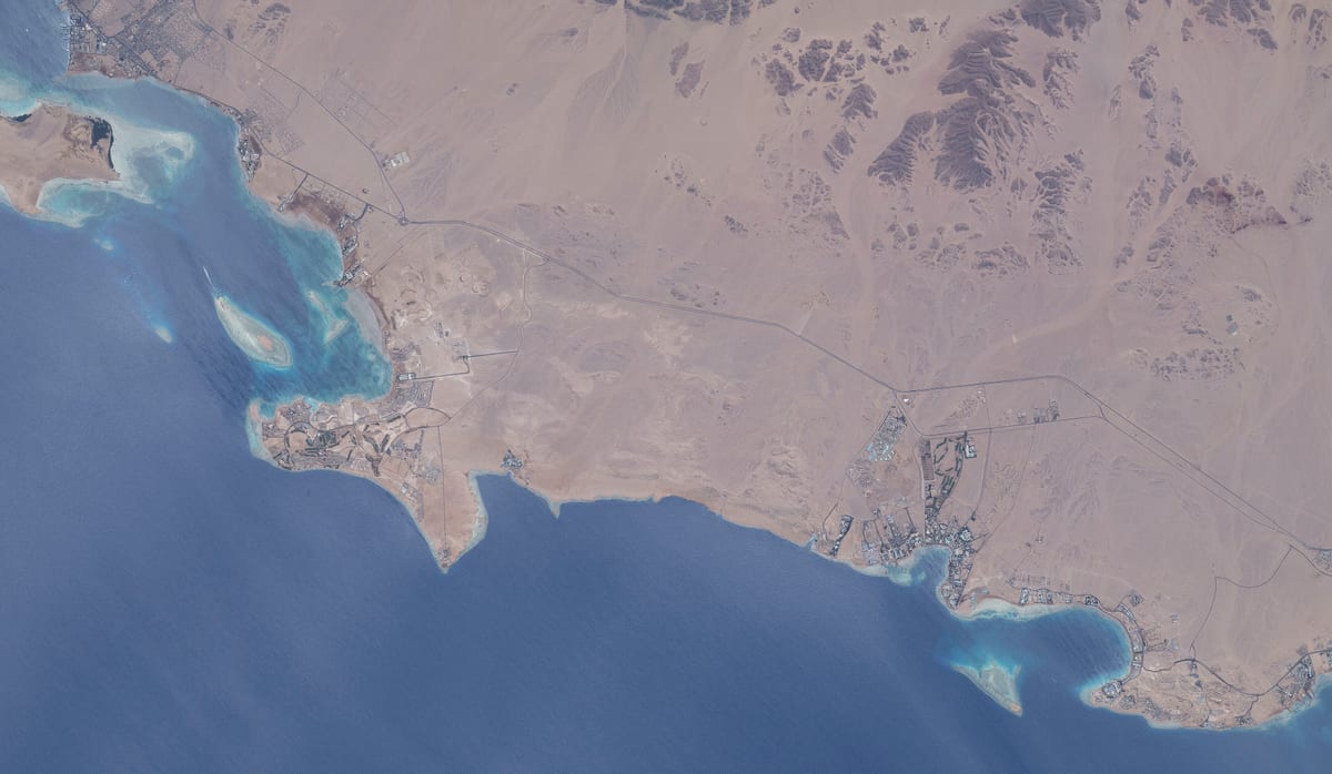 Snímka z ISS: útesy pozdĺž pobrežia od Sahl Hasheesh po Soma Bay
