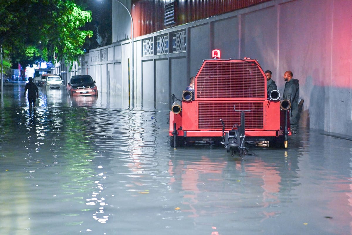 Zaplavená ulica v Malé po silnom daždi 31. decembra 2023, hasiči s čerpadlom