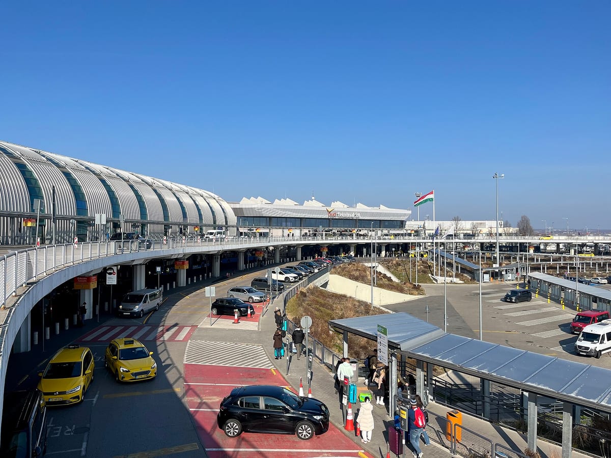Pohľad zhora na Terminál 2 budapeštianskeho letiska s príjazdovou cestou a taxíkmi