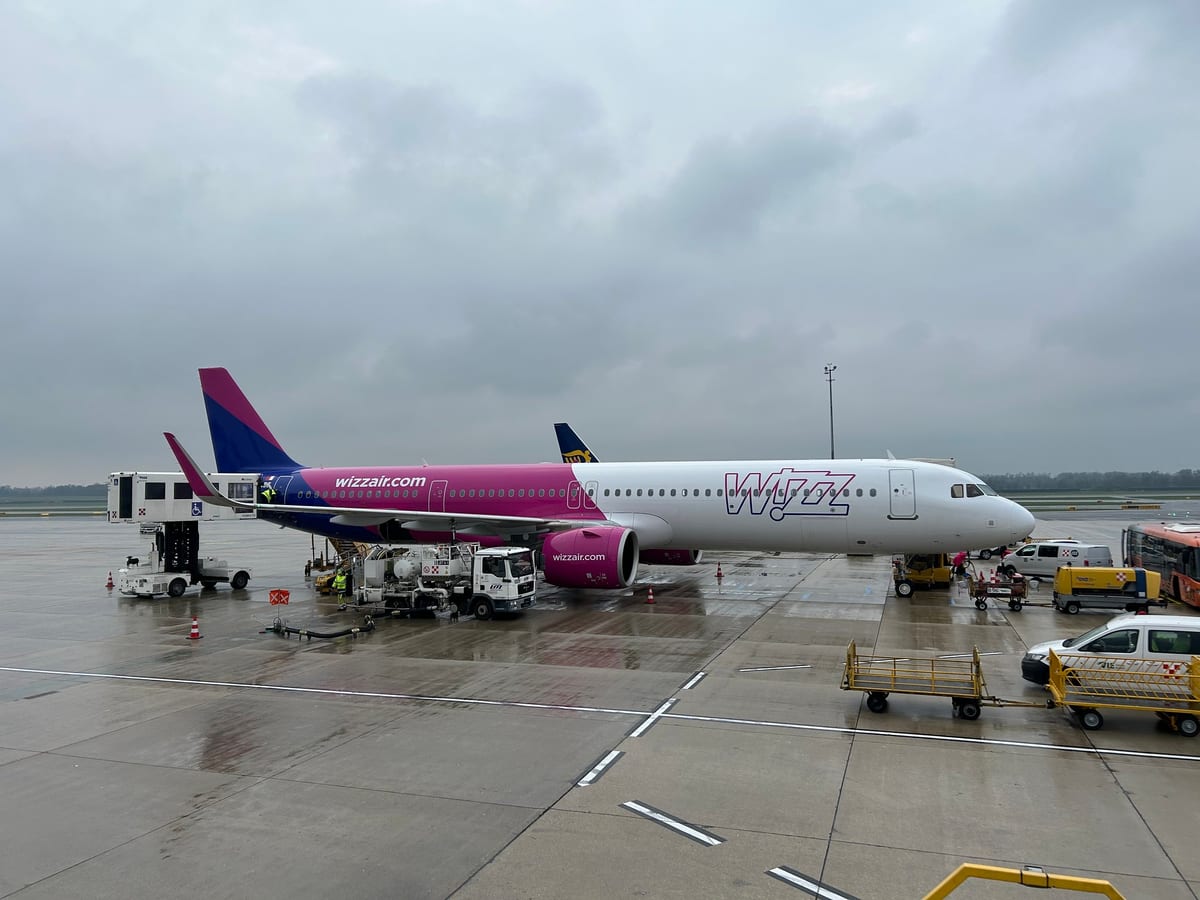 Lietadlo Wizz Air Airbus A321neo na odstavnej ploche viedenského letiska v daždivom počasí