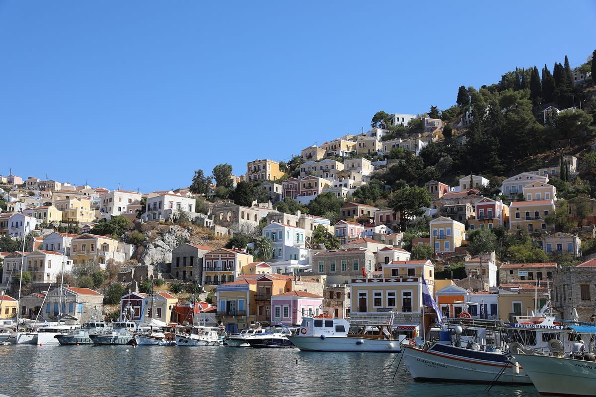 Farebné neoklasicistické domy na svahu nad prístavom Gialos na ostrove Symi