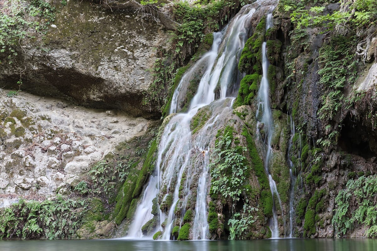 Malý vodopád medzi machom a papraďami v Údolí motýľov Petaloudes