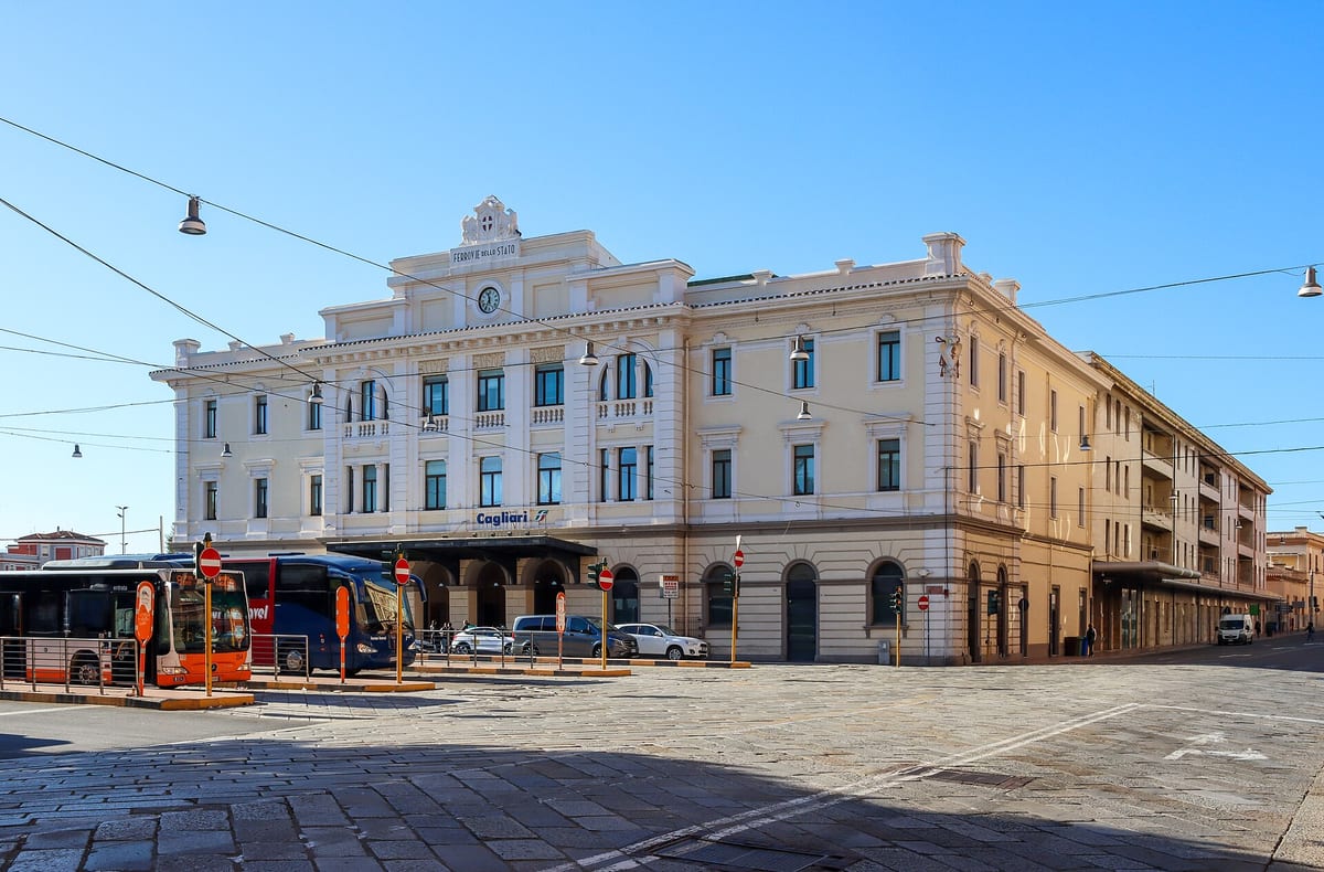 Budova železničnej stanice Cagliari a mestské autobusy na námestí pred ňou