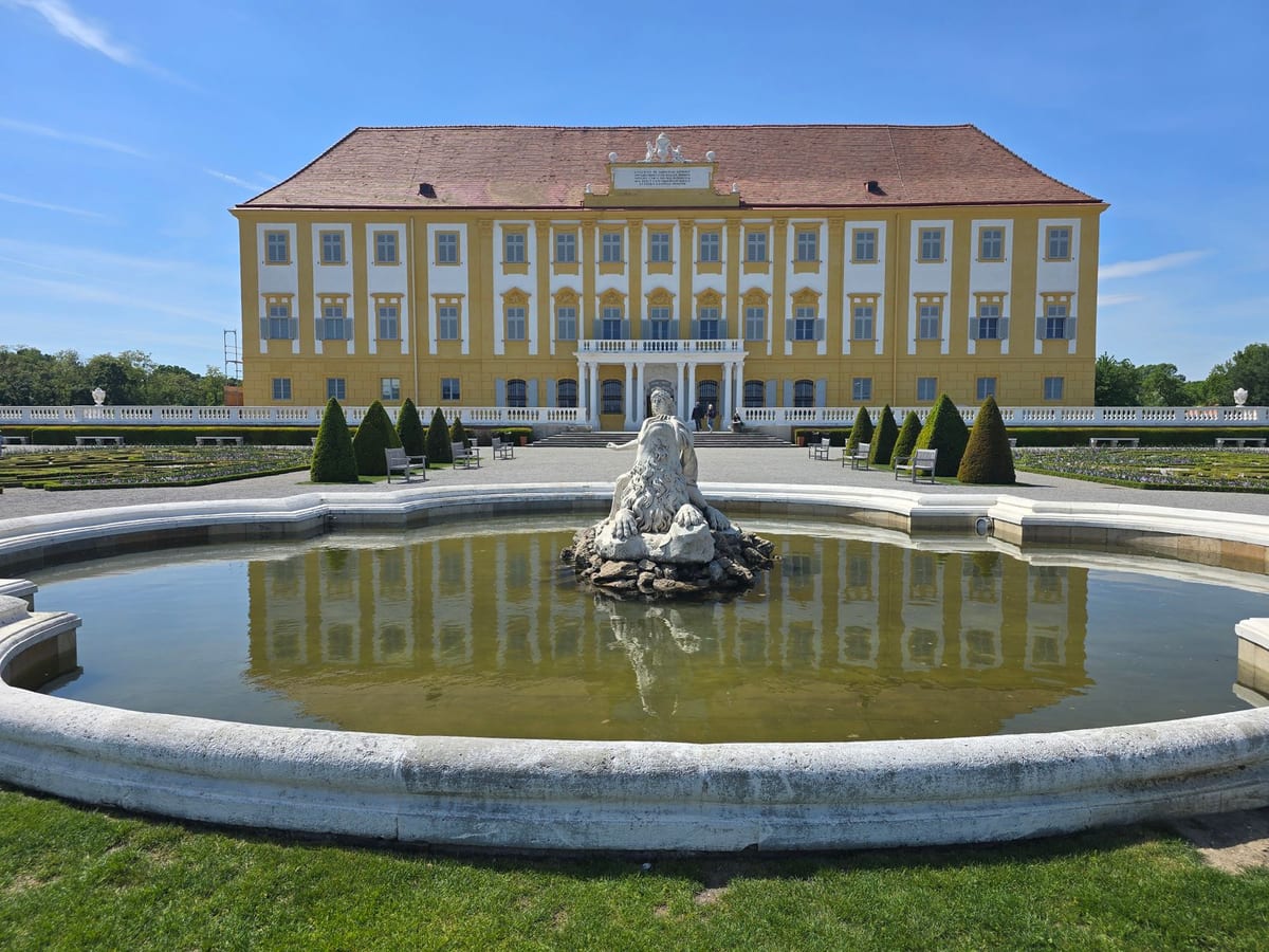Fontána so sochami v barokovej záhrade pred zámkom Schloss Hof